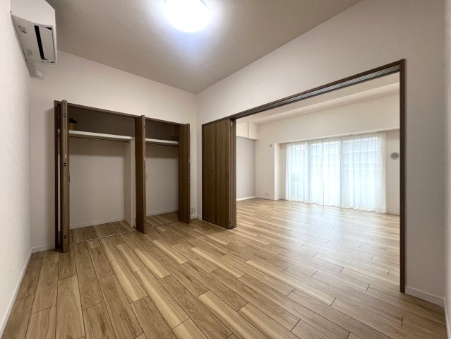 LDK横約6帖の洋室です。