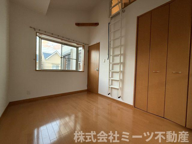 勾配天井で開放感のあるロフトがある5.3帖洋室