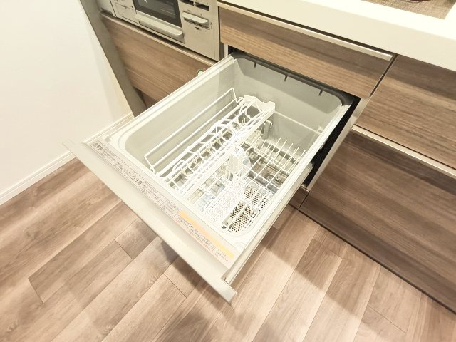 【食洗器】　手肌に優しく、家事の時短にもなる食洗機を完備。