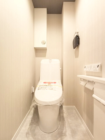 【トイレ】　トイレは温水洗浄便座付です。手の届きやすい位置にコーナー収納を備えています。