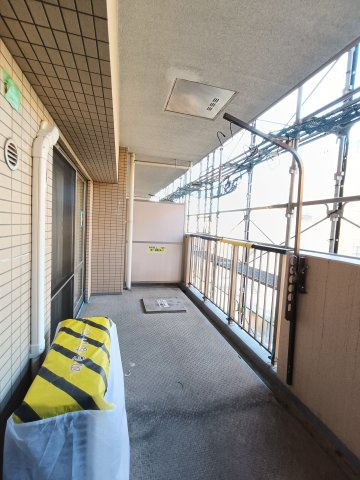 【バルコニー】　何棟に向いた奥行きたっぷりの広いバルコニー。洗濯物やお布団などをたくさん干していただけます。　