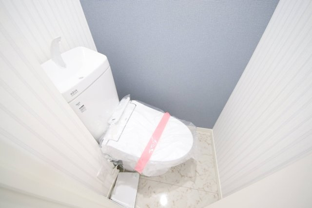 白を基調とした清潔感あるトイレ