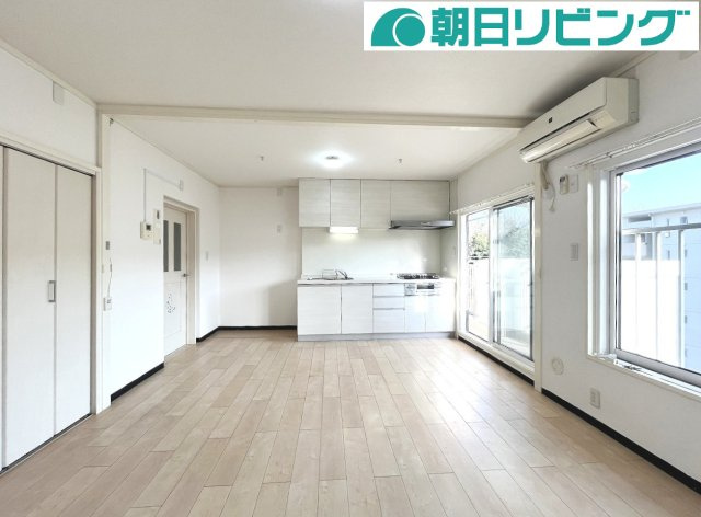 南向きバルコニーに面した明るいリビング