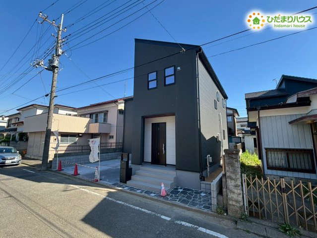 青空に映えるモダンなシルエットが印象的な一戸建てです！玄関周りはスッキリとした設計になっており、ベビーカーの出し入れや荷物が多い日のお買い物帰りでも、ストレスなくスムーズに室内へ入れますよ♪
