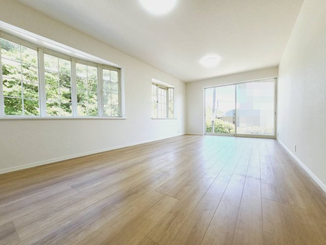 ■広いLDK約20帖■会話が弾む対面システムキッチン■3面窓