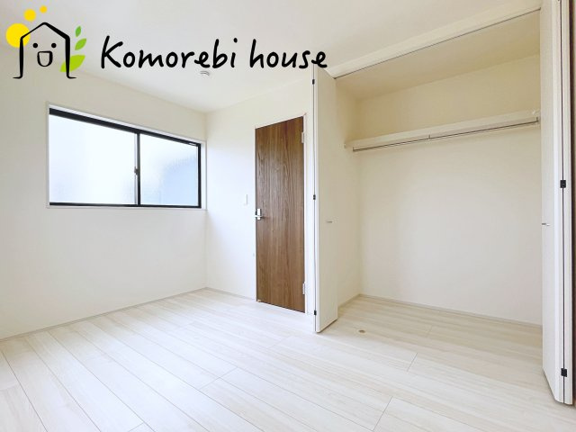 落ち着いた色調の寝室です
