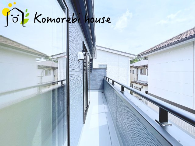暖かな日差しのふりそそぐバルコニー