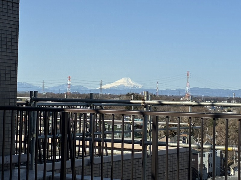 2026年3月撮影　お天気が良い日にはルーフバルコニーから富士山が望めます！　10階南西角住戸の陽当・眺望をぜひ現地でご体感ください◎