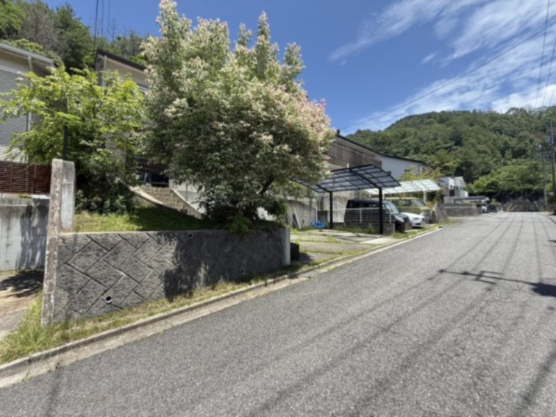 前面道路は、車のすれ違いや駐車もしやすく、日常の出入りがスムーズに行える安心の広さです。閑静な住宅街ならではの落ち着いた住環境が魅力。車通りも比較的少なく、小さなお子様のいるご家庭にも安心です。