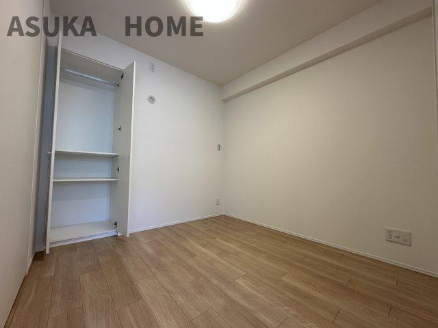 収納がうれしい洋室です。レイアウトしやすいお部屋で、第2のリビングとしても使えるお部屋です。