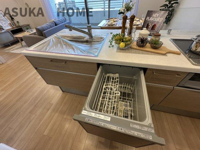 新規設置のシステムキッチンは、家事に便利な食洗器付き。余った時間で家族とのコミュニケーションに◎
