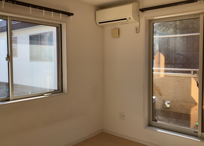 洋室のメリットは重い家具が置きやすく、身の回りが整理しやすいことです。　床がフローリングのため畳とは異なり凹みにくいです。　クローゼットなど収納が豊富で、普段使わない旅行カバンや服の整頓も簡単にです。