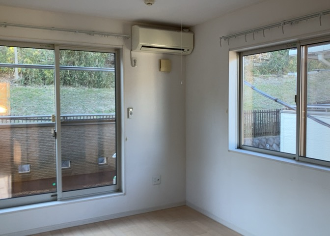 寝室でゆっくりと過ごすためにはベッド周りの適度な空間を担保することや窓の位置、照明の明るさ、寝室の広さなどを考える必要があります。自身や家族の構成とライフスタイルに併せて寝室にする部屋を選びましょう！