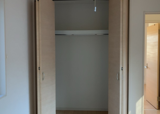 デザイン性を重視しすぎて収納が少なかった！なんてことにならないため、事前に現地で収納の数を確認しておくことをお勧めします。クローゼット以外にも床下収納や屋根裏収納、パントリーなどもチェックしましょう。