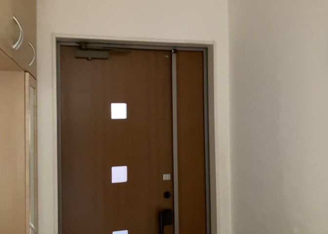 玄関は家の顔でもあり、家族以外の目にも止まる場所です。玄関は外との間を仕切る扉、靴などをしまっておく収納スペース、靴脱ぎのたたきスペース、来客とのやり取りをするドアホンなど複数のアイテムからなります。