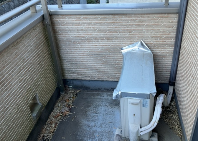 バルコニーは、室外の専用スペースのうち、「屋根がなく開放された空間」であるものを指します。ベランダより広いタイプのものが多く、日当たりもよいため家庭菜園などを楽しみたい人にとって適した環境となります。