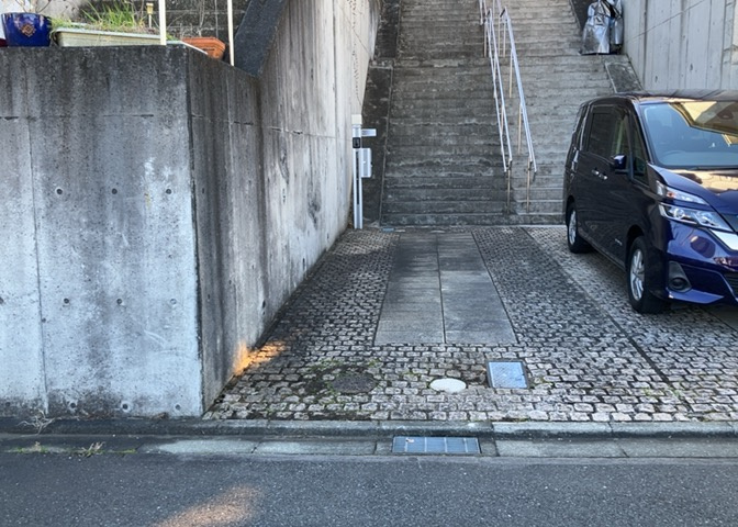 駐車場と明記されていても、最小スペースでつくられた駐車場だと大型車は駐車できなかったり、出入りしにくくなったりする可能性があります。お車のサイズと購入したい物件の駐車場のサイズを現地で確認しましょう。