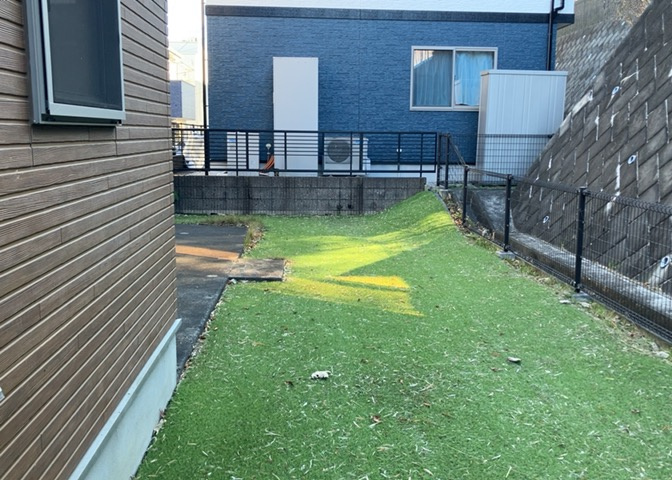 庭があることでガーデニングや家庭菜園はもちろん、こどもの遊び場やペットを放して遊ぶことができます。また、家の周囲に余裕があるということです。隣地との間があれば、十分な日当たりと、風通しが確保できます。