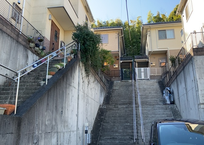 住宅用の土地では前面道路に2m以上接していなければならないと法律で定められています。しかし、お持ちの車のサイズやライフスタイルなどにより、2mでは利便が悪い場合もございますので、事前に確認しましょう。