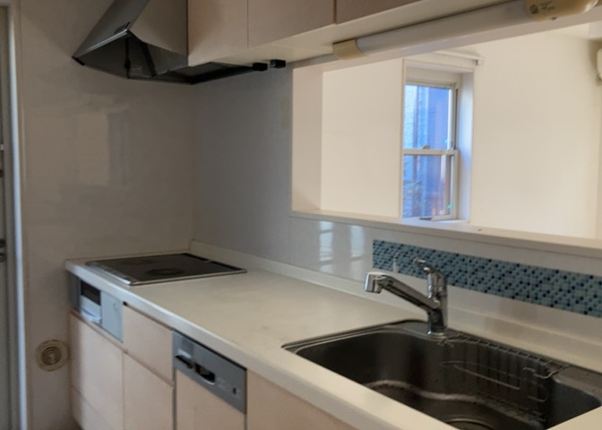 標準的なシステムキッチンの横幅は、165cm～300cm程度です。2100・2400・2550・2700などミリ単位で表記されます。普段どのように料理をするのかを想定しながら合ったサイズを選びましょう