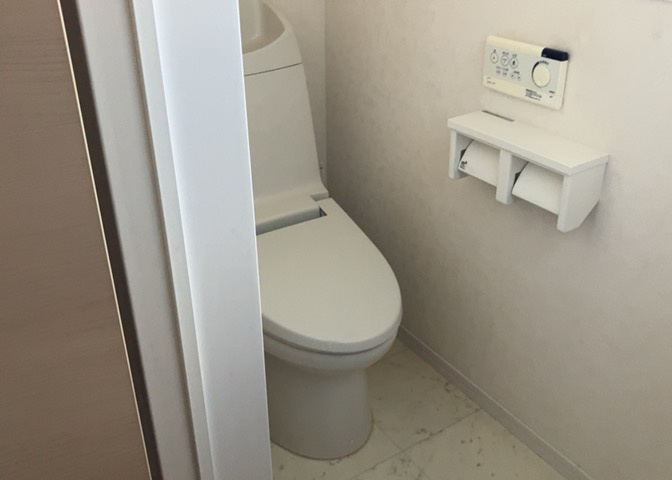 トイレは大きさや形、機能、抗菌性などが異なる多種多彩なタイプが各メーカーから出ています。それぞれに良さがあるため、事前にどういったタイプのトイレがいいのかをご家庭内で決めて、内見に行くといいでしょう。
