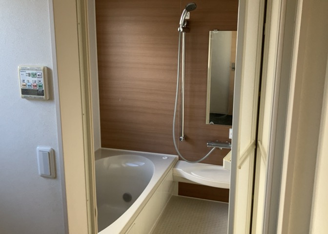 入浴時の快適さも大事なことですが、綺麗な状態を維持できなければ気持ちよく入浴できません。毎日の掃除が楽という点は大事なポイントになります！カビが生えにくく掃除がしやすい、壁や浴槽を選ぶといいでしょう。