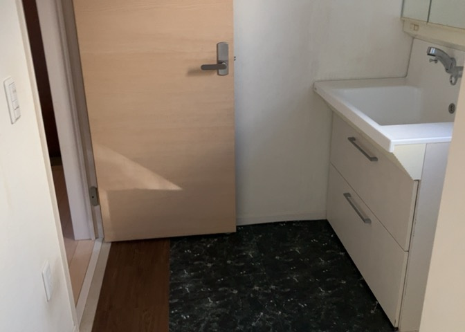 多くの戸建て住宅で見かける洗面脱衣所は、洗面台と洗濯機が2畳ほどのスペースに並べられていて、洗面所が脱衣所を兼ね備えている間取りが一般的です。お客様が利用することもある、パブリックな空間でもあります。