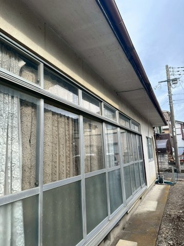 南向きの窓が並ぶ外観。外壁塗装で印象を一新できます