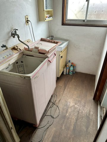 窓があり換気しやすい配置の洗面・洗濯機スペースです