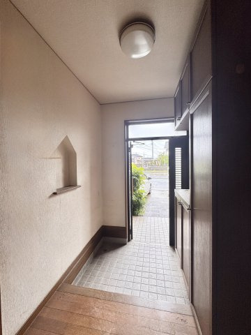 南向きの玄関です。リフォーム工事中。