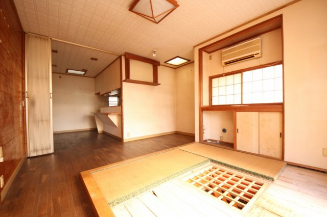 〇ダイニング〇　天井には2ヶ所の天窓がございます