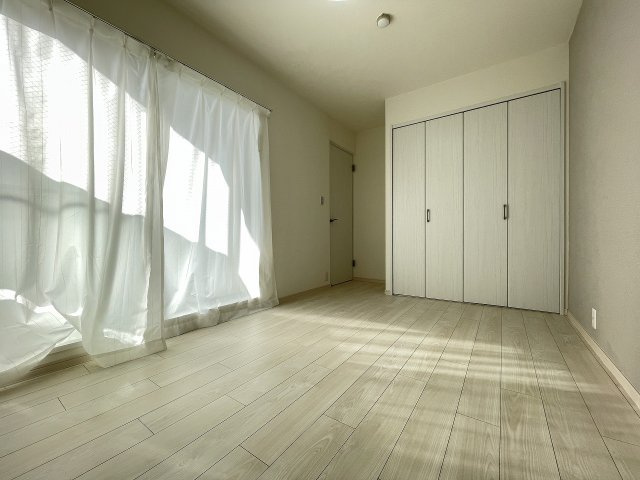 大きな掃き出し窓がついた洋室は、日中は照明がなくても明るく、子ども部屋としてもピッタリ。　