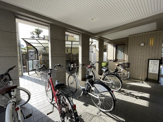 屋根付きの駐輪場で、サビや汚れの心配も不要。　