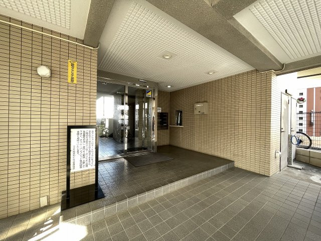 マンションの顔でもある、高級感漂うエントランス。　