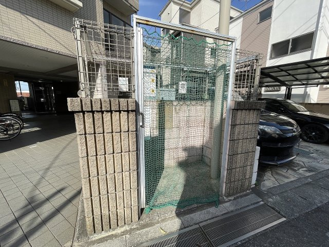 敷地内にゴミ捨て場もあり、忙しい朝も安心です。　