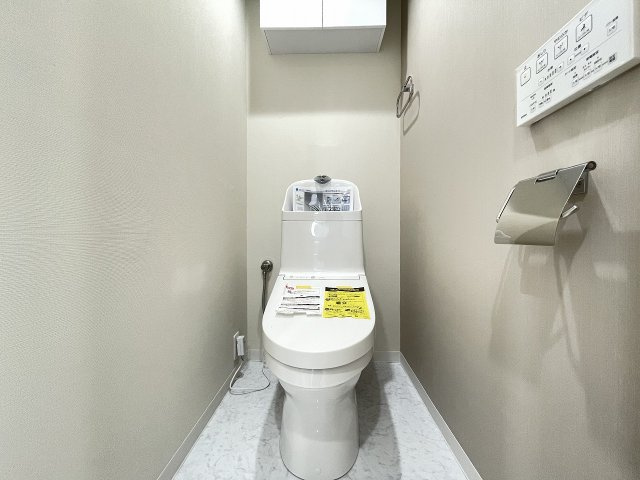 温水洗浄便座付きの清潔感あるトイレは、落ち着いた空間に。　