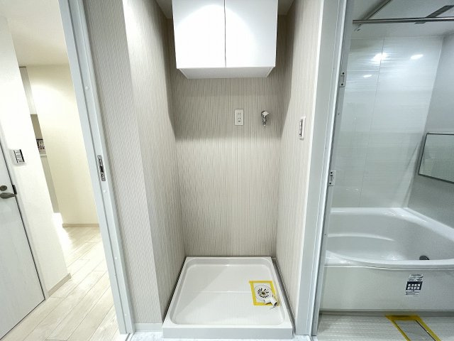 洗濯機置き場の上にも収納スペースがあり、小さなお子様の洗剤等の誤飲も心配不要。　
