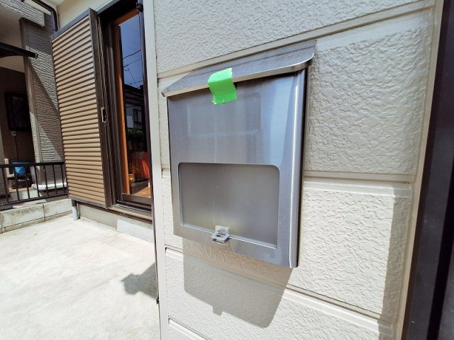 日々の郵便物の受け取りをスムーズに行える郵便ポストを設置しています。