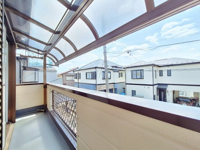 陽光を取り込みながらも雨を遮る屋根付きベランダ。日々の家事を快適にサポートします。