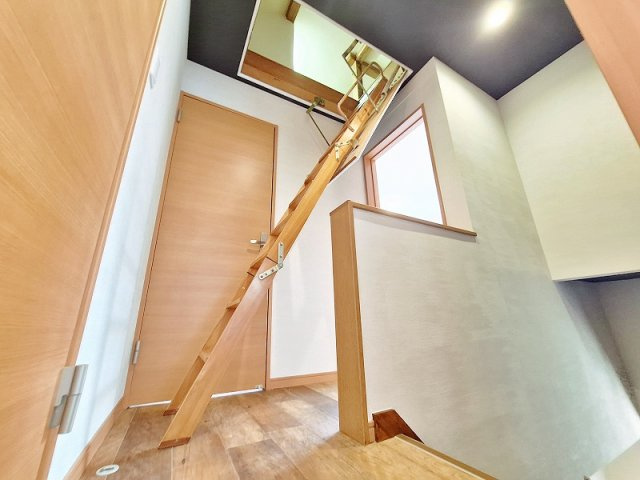 屋根裏収納へ上がる階段です。秘密基地に行くようなわくわく感があります。