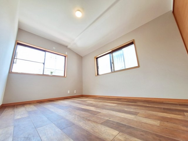 全居室2面採光のため、各居室に心地よい陽光と風を取り込めます。（洋室6帖）