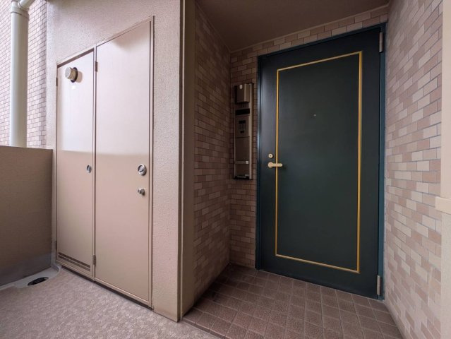 落ち着いた色合いの玄関ドアが印象的な住戸入口。玄関前にはゆとりがあり、共用廊下から一歩奥まった配置で落ち着きを感じられます。インターホンも設置され、来訪者を確認してから対応できる仕様です。　　