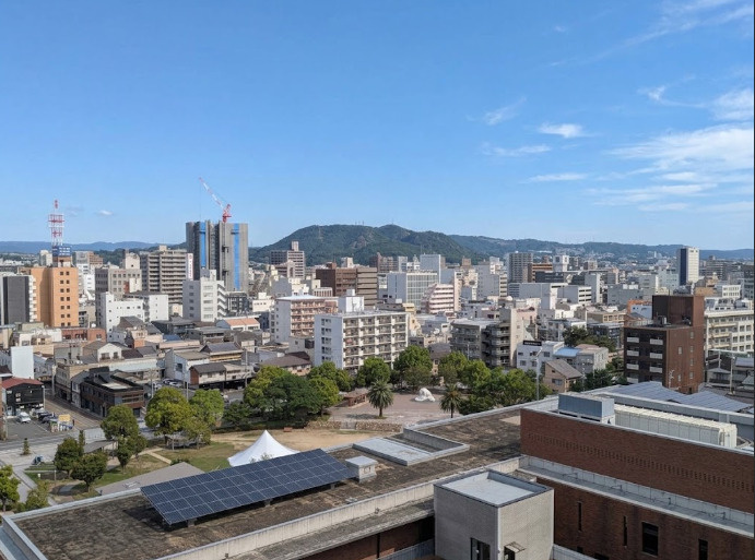 高層階ならではの開放的な眺望が魅力。周辺の街並みから遠くの山々まで広く見渡すことができ、視界の広がりを感じられます。空を大きく望める景色は、毎日の暮らしに開放感を添えてくれます。　