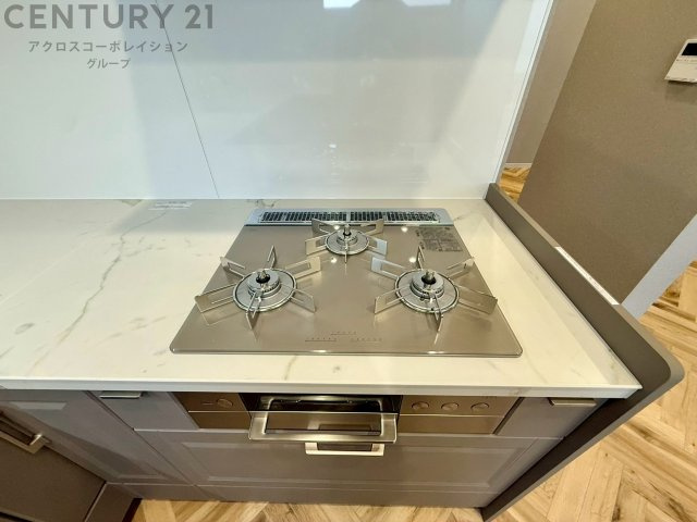 多数の調理器具を同時に使用でき、料理の効率化が可能。省エネで節約になり、様々な料理スタイルに適応できます。また、火力調整が独立しており、手入れや掃除もしやすく、今よりもっとお料理が楽しくなるかも。