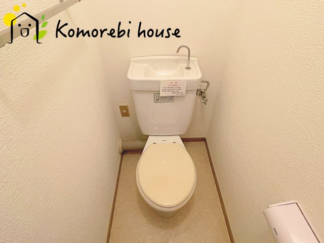 落ち着いた色調のトイレです