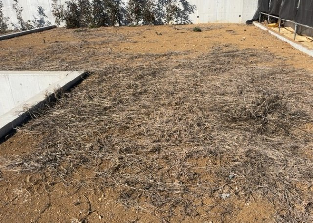 土地の形が極端に長細かったり、狭小地、あるいは道路との高低差がある傾斜地だった場合、後々売ろうとしても買い手がつかない場合もあります。後々、売却することになった時に価値の下がらない土地を選びましょう。