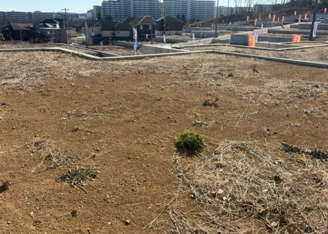 土地の面積＝住宅面積ではありません。建ぺい率の問題などで、土地のある場所によって住宅を建てられる面積は限られています。高さもしかり、「土地」という言葉の中には、建築条件も含まれると考えておきましょう。