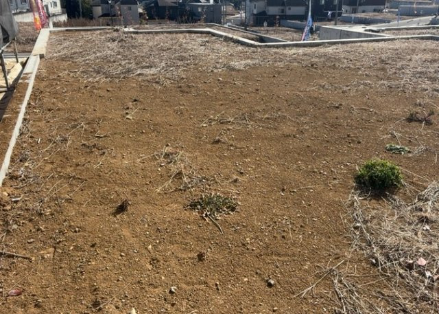 土地を買う際、住む地域の自治体や福祉の補助制度にも注目してみましょう。子供や老人の医療補助やゴミ出しのルールなど、自治体によってルールに大きな違いがあるため、暮らしやすい土地で判断するとよいでしょう。