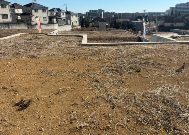 土地の前の道路に消火栓が設置されていることがあります。この場合、道路交通法第45条第1項により、駐車禁止の場所が指定されています。そのため、車庫などの駐車スペースをつくることができない場合があります。