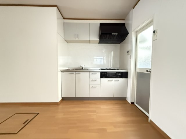 明るいキッチン空間は上下収納がしっかり備わり使い勝手の良いレイアウト。コンロ・換気扇・シンクがまとまり調理がスムーズに行えます。白を基調としたデザインで空間が広く感じられるのも魅力です（隣建物分）